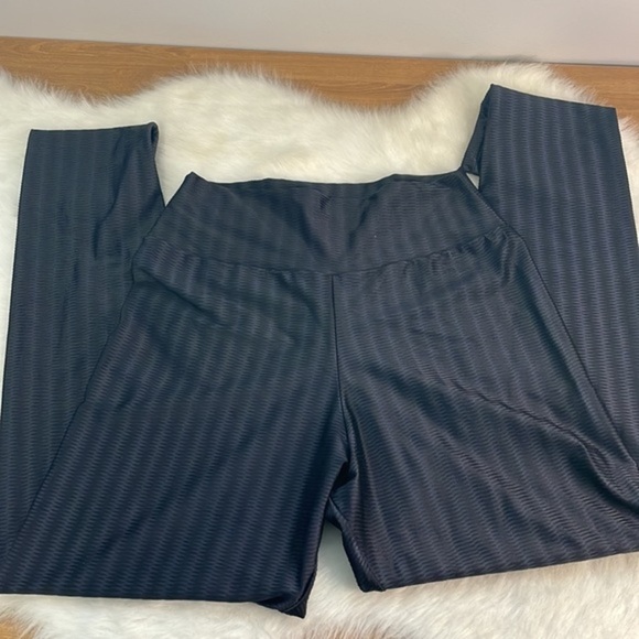 Black Textured Design Legging - Picture 4 of 6